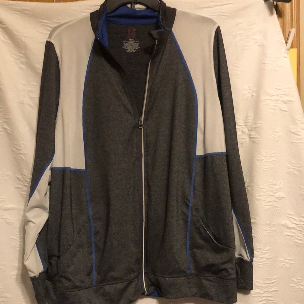 Activewear zip up with pockets in front and back pocket for your wallet or phone